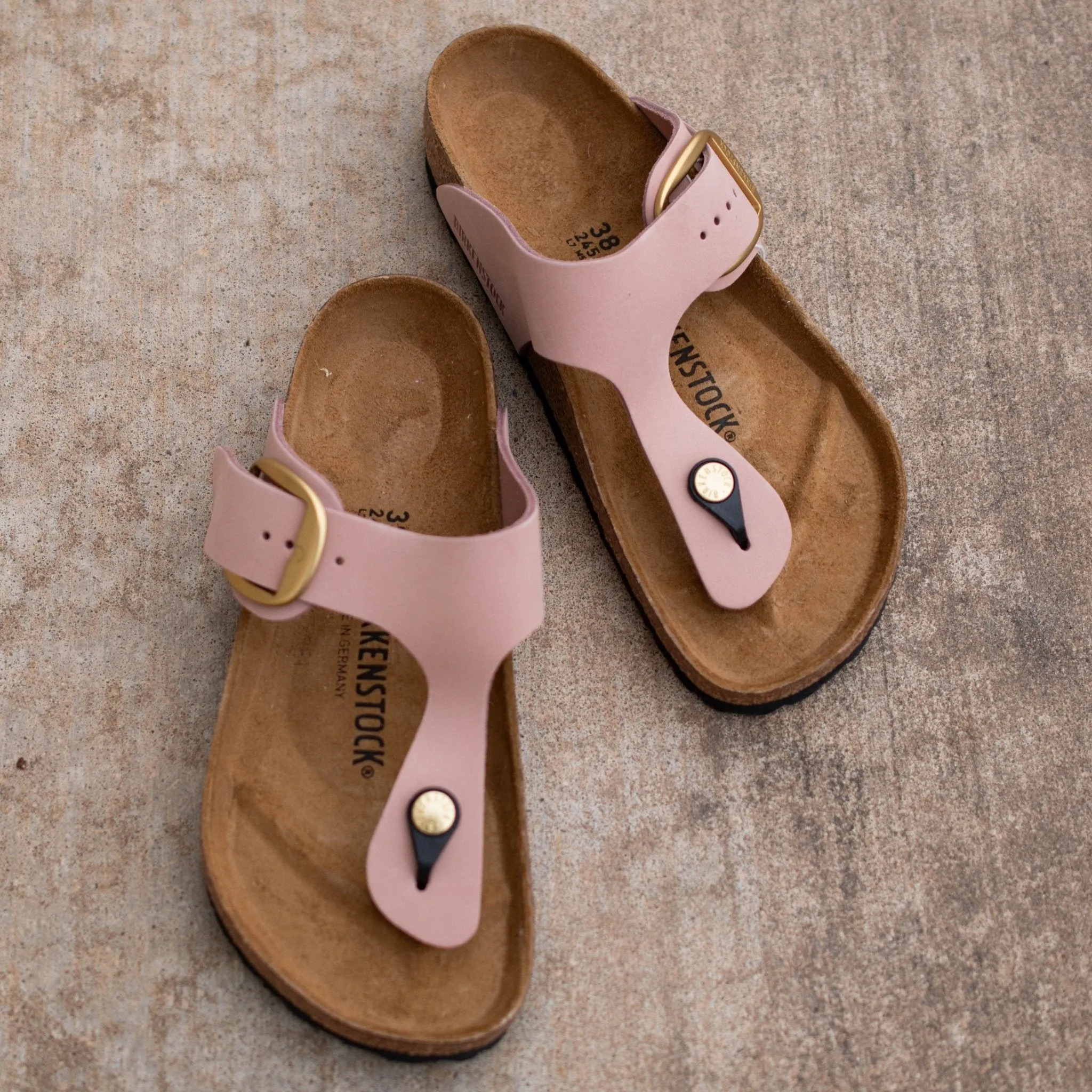 Birkenstock: Gizeh Big Buckle in Soft Pink